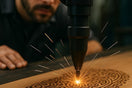 Atelier de gravure laser à Nice – fabrication artisanale d’objets personnalisés sur mesure