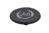 Dessous de verre rond en ardoise naturelle avec bords bruts personnalisé par gravure laser – accessoire de table élégant et haut de gamme